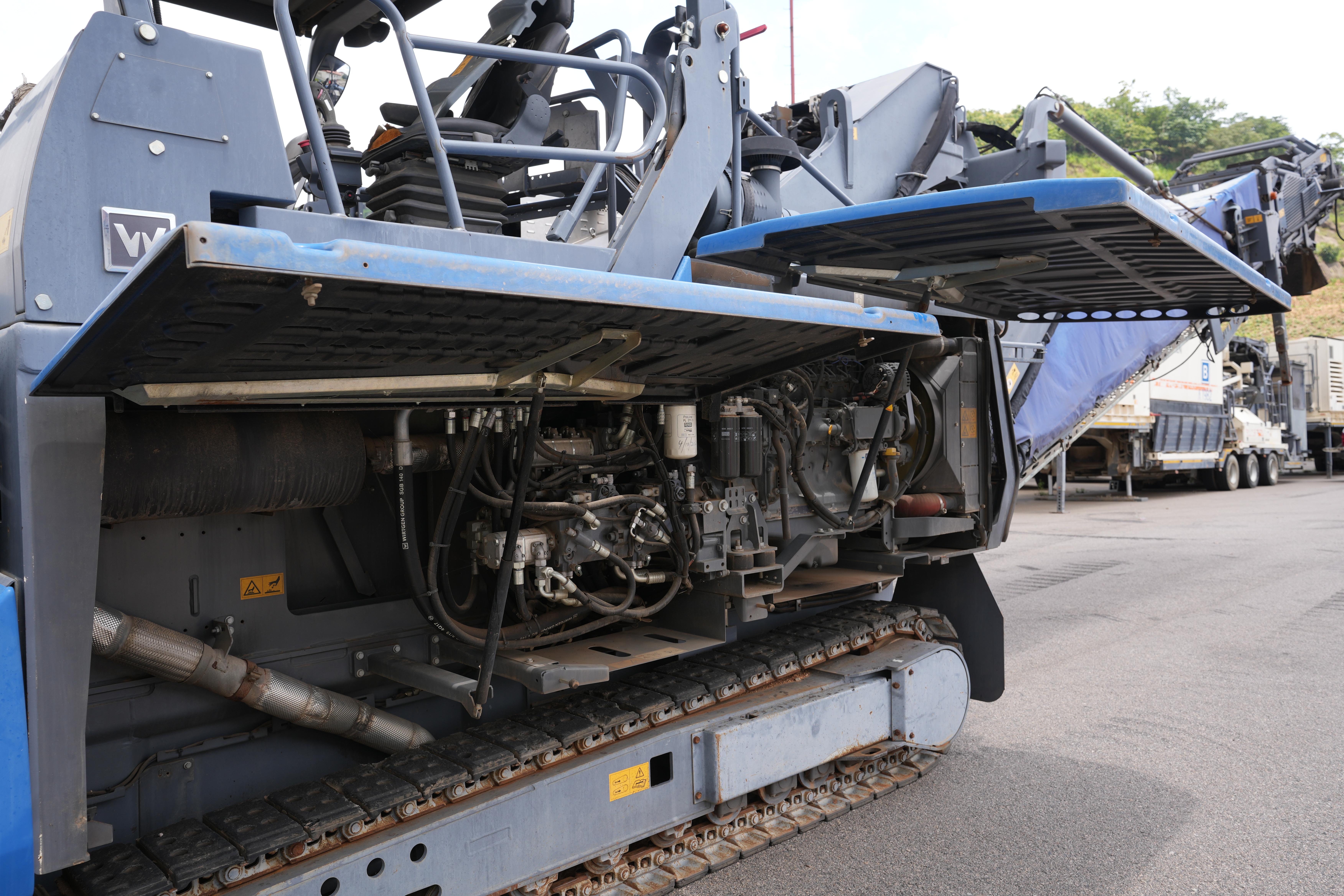 E-649 Crawler Asphalt Feeder MT3000-2