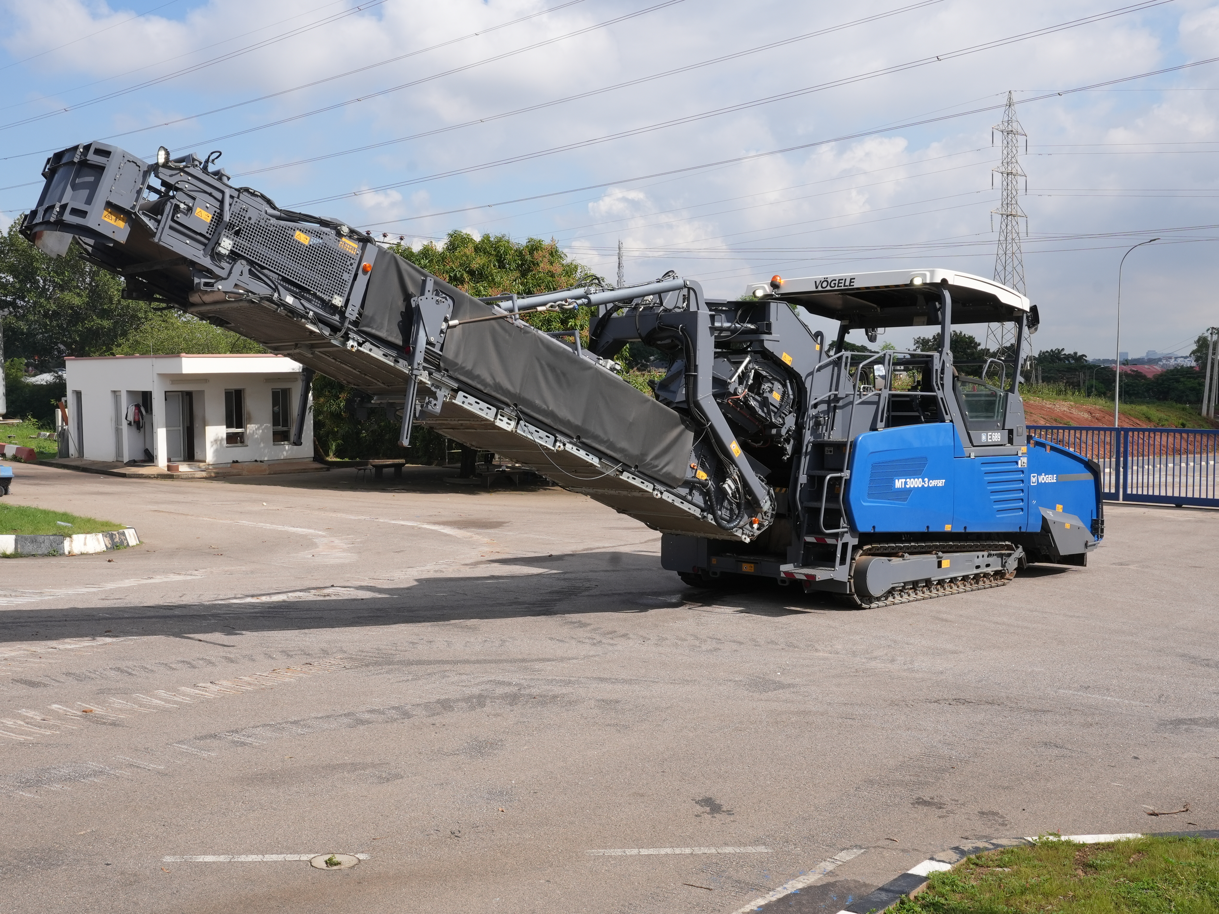 E-689 Crawler Asphalt Feeder MT3000-3