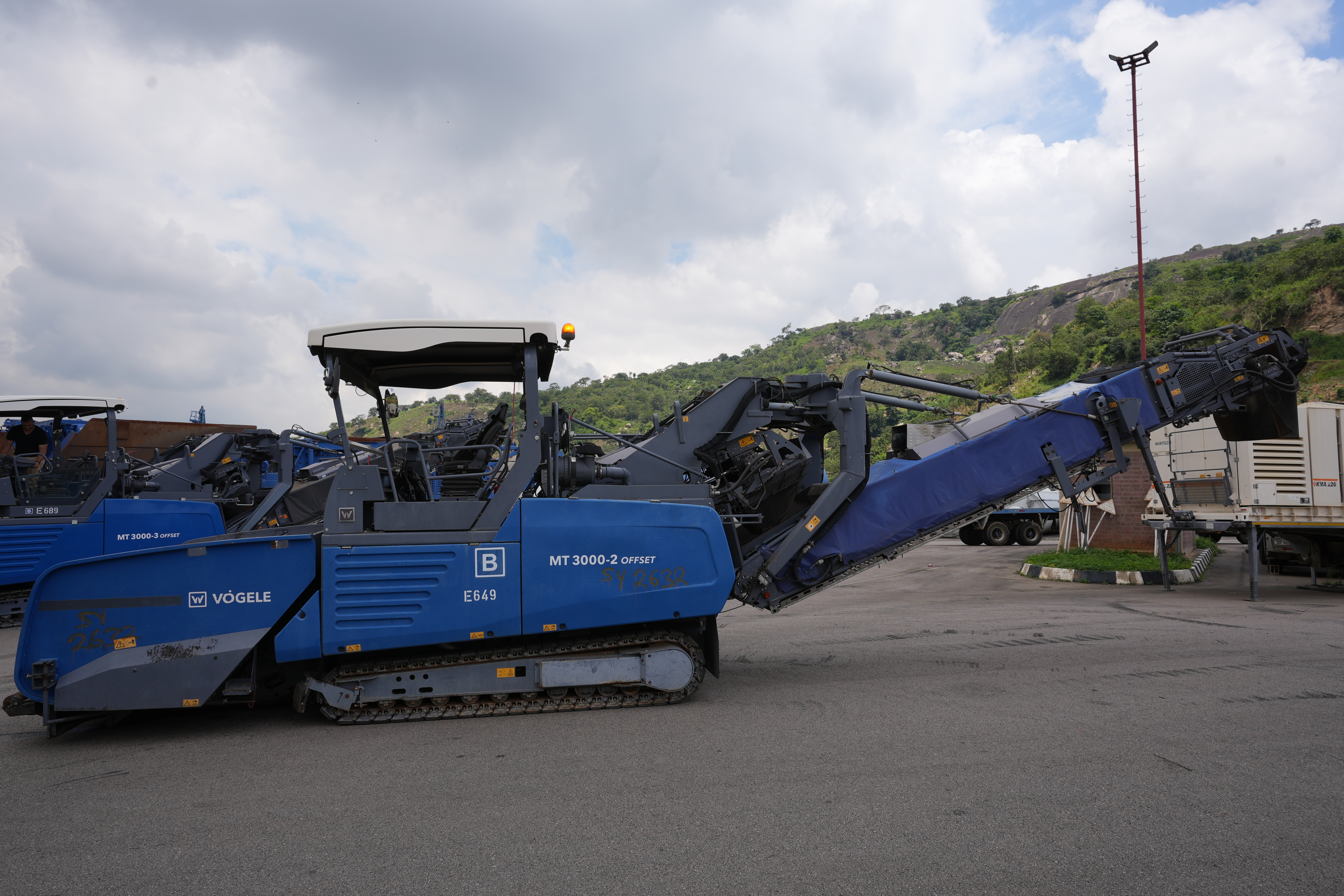 E-649 Crawler Asphalt Feeder MT3000-2