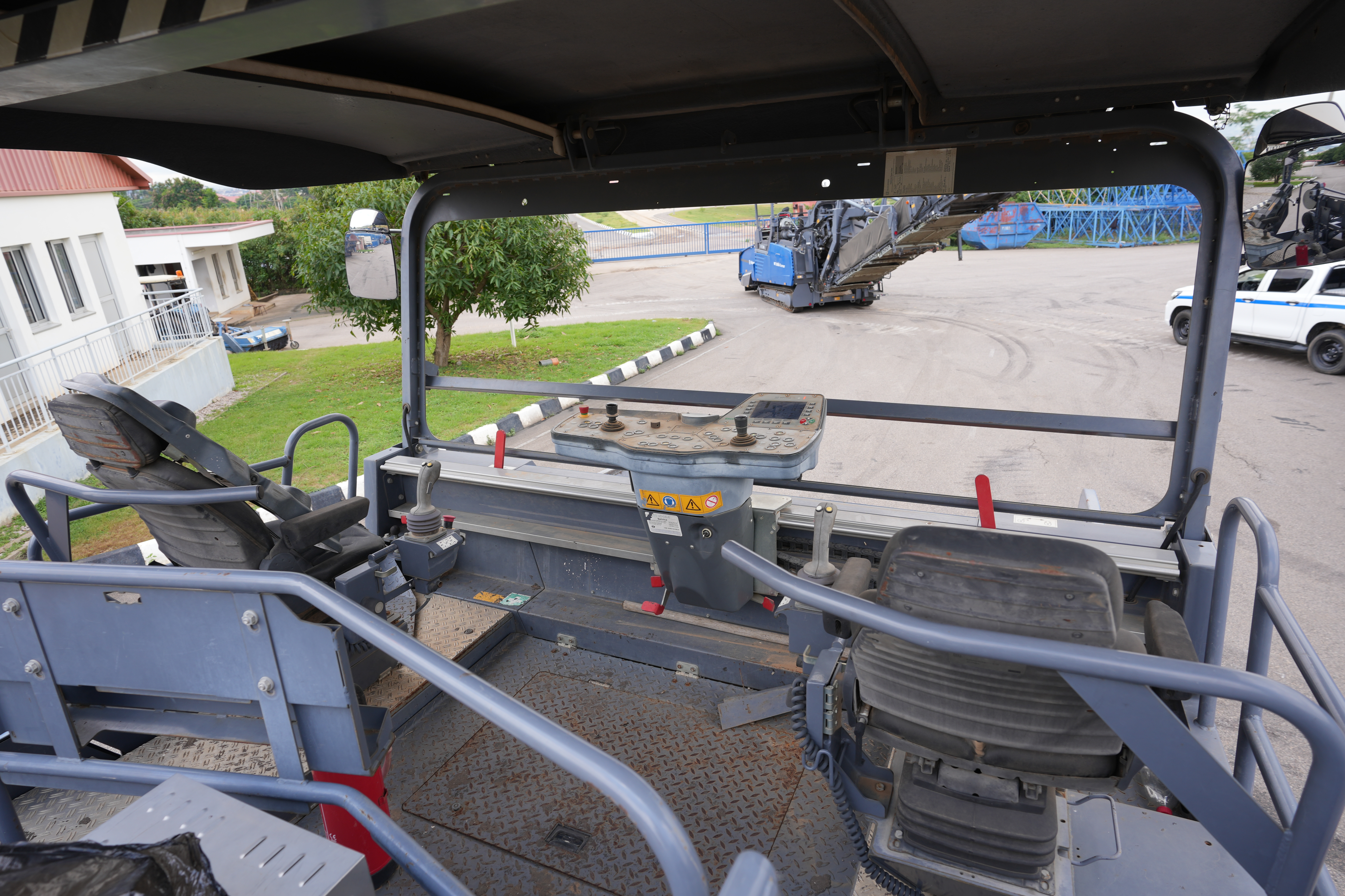 E-649 Crawler Asphalt Feeder MT3000-2