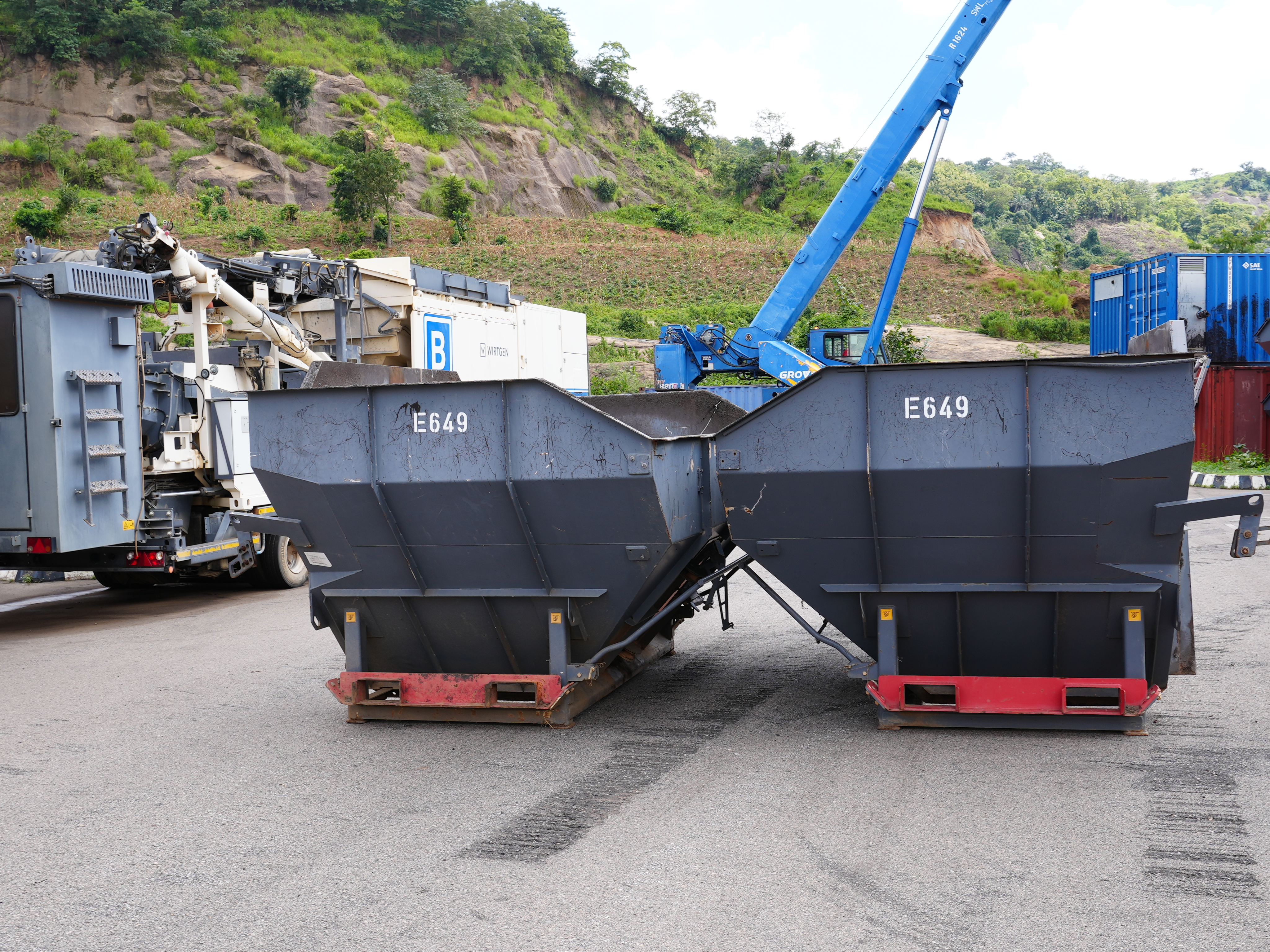 E-649 Crawler Asphalt Feeder MT3000-2