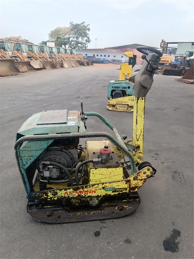 C-2743 EM Vibrating Plate Compactor 620kg AVH7010