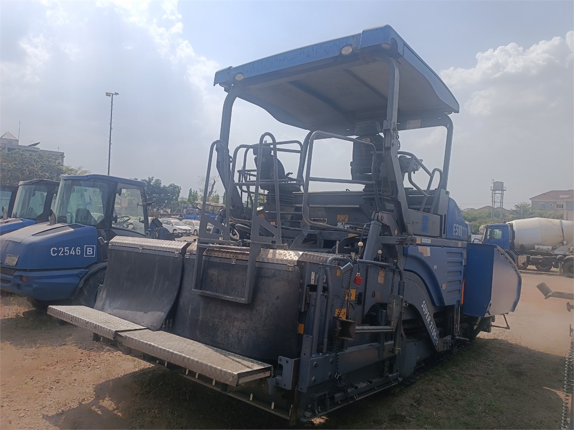 E-581 Crawler Asphalt Paver 2100-2TV