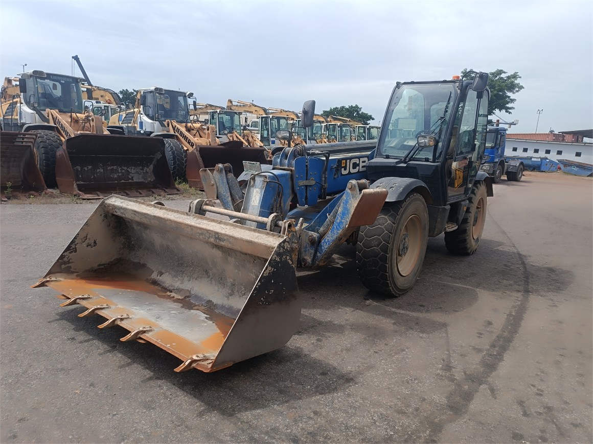 B-8225 RT Telescopic Forklift 535-125