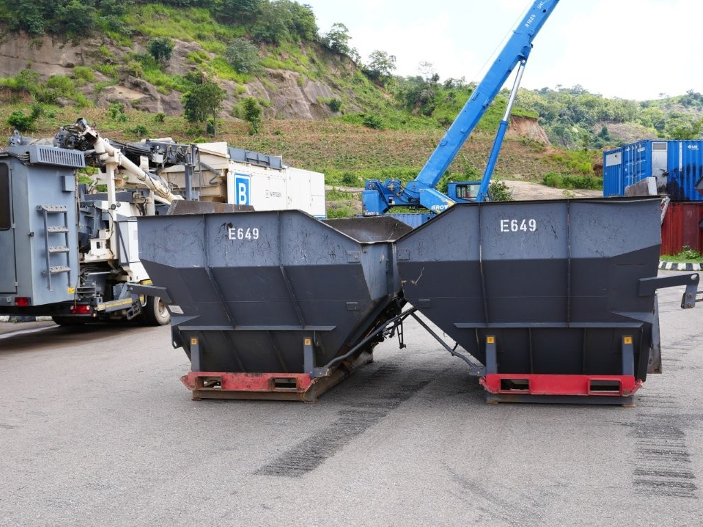 E-649 Crawler Asphalt Feeder MT3000-2