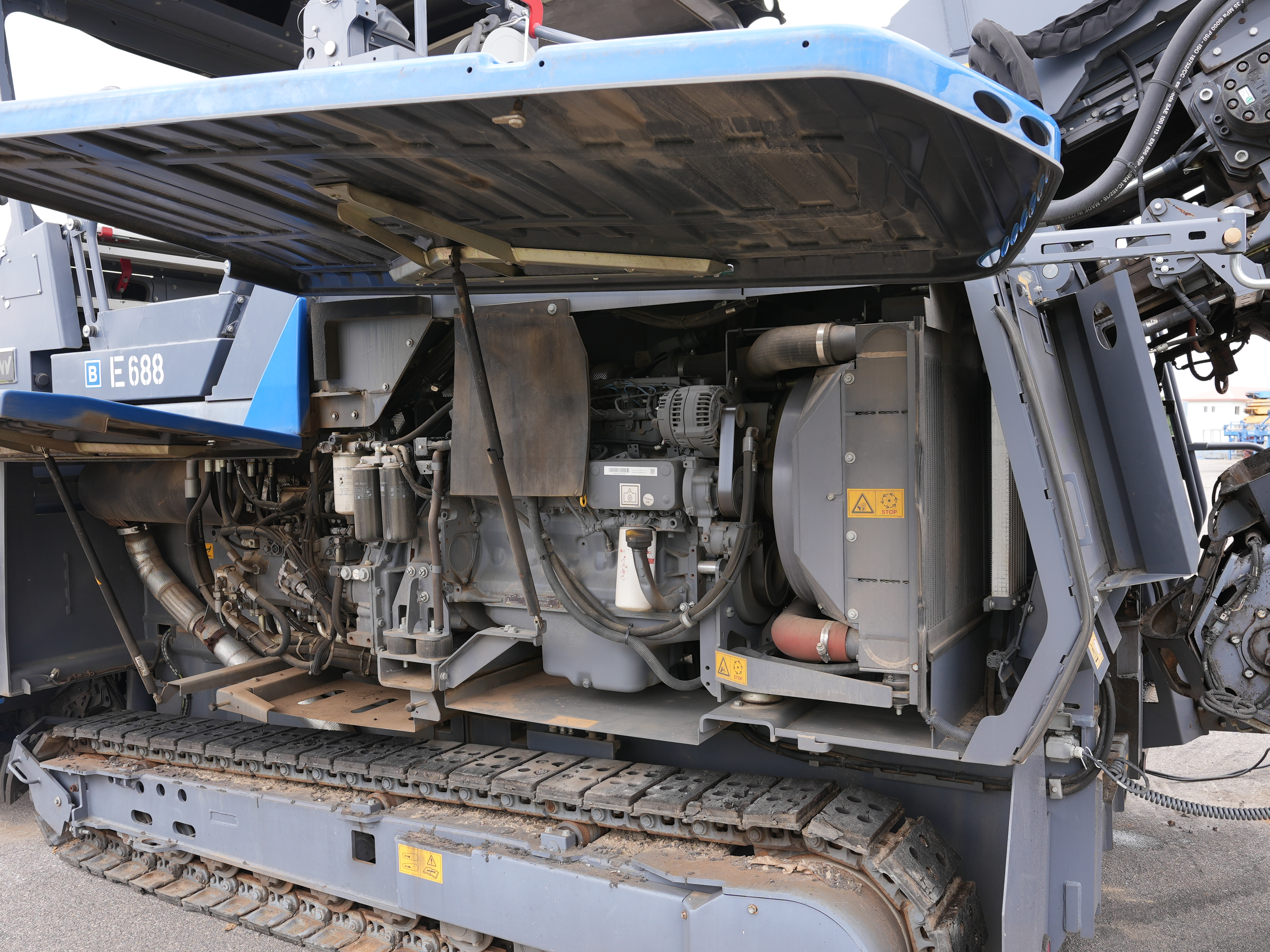 E-688 Crawler Asphalt Feeder MT3000-3