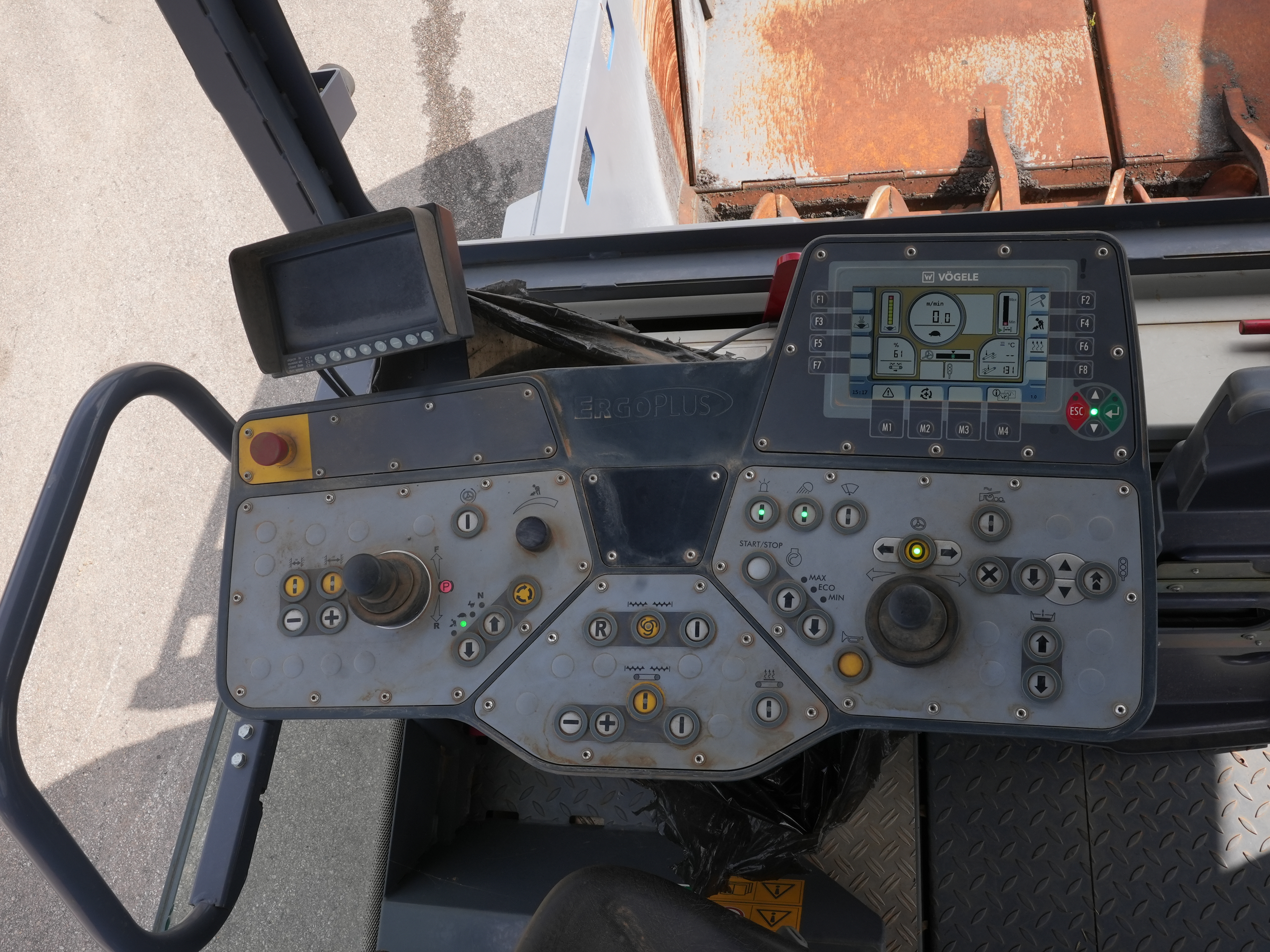 E-689 Crawler Asphalt Feeder MT3000-3