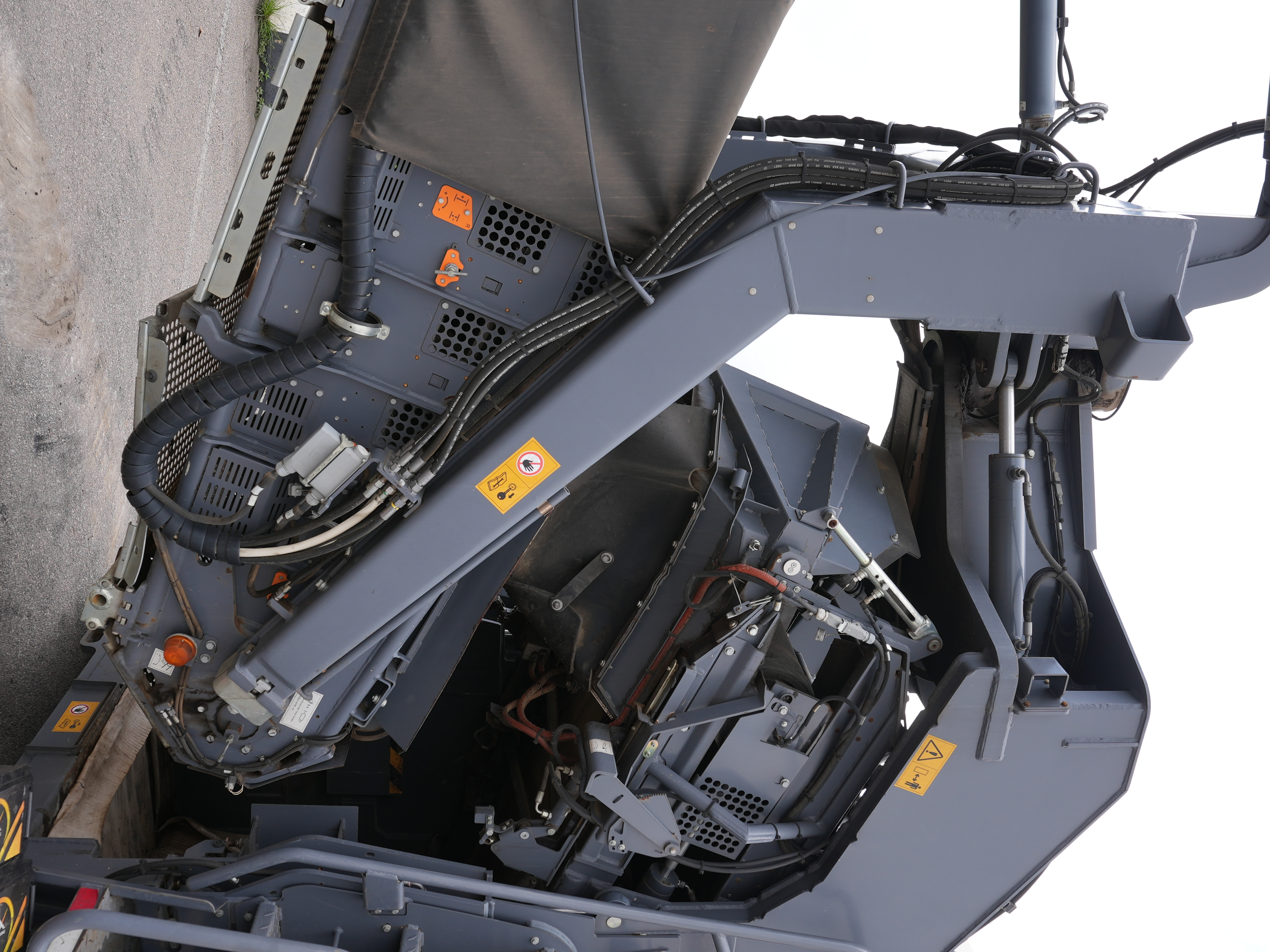 E-688 Crawler Asphalt Feeder MT3000-3