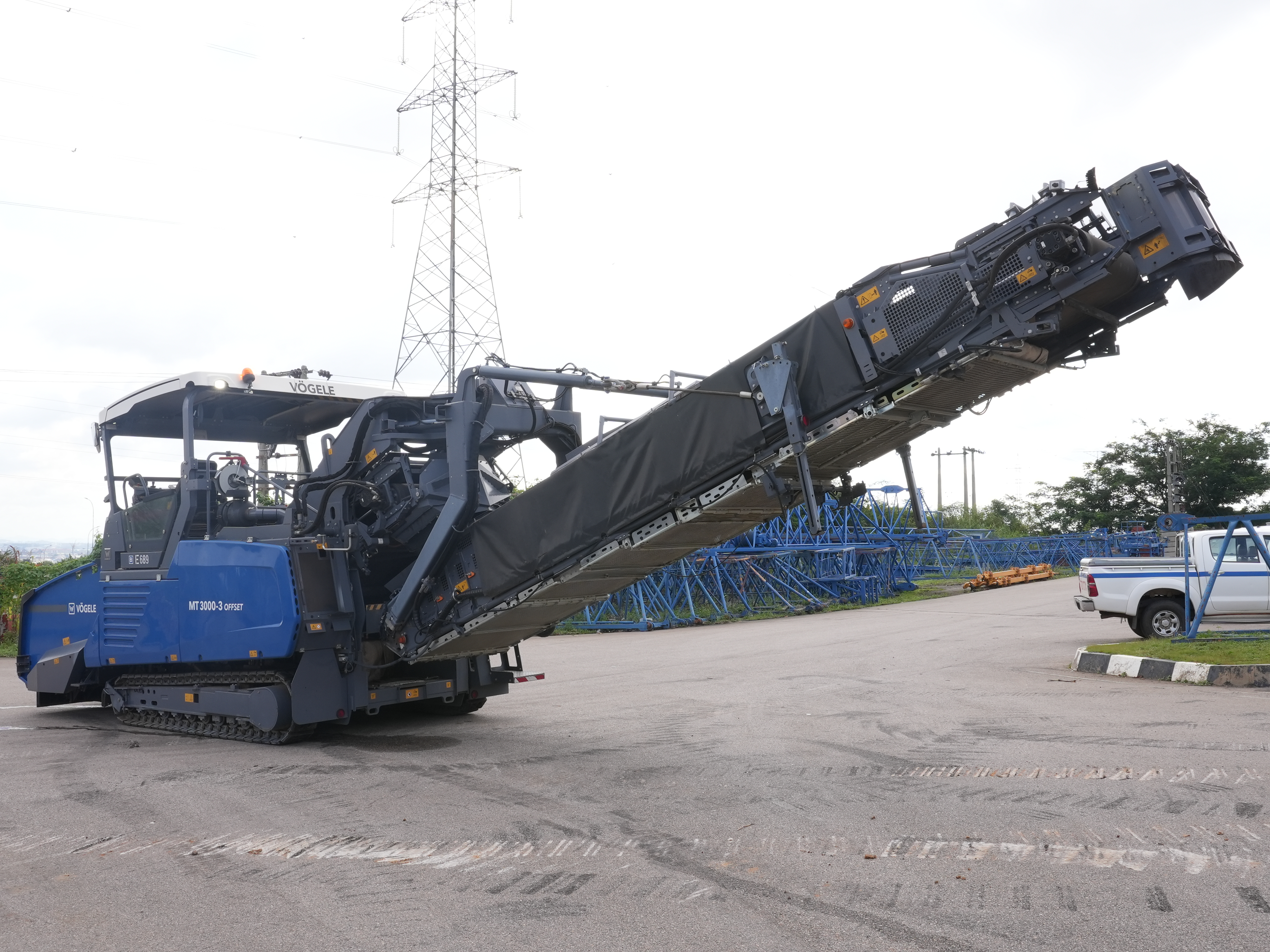 E-689 Crawler Asphalt Feeder MT3000-3