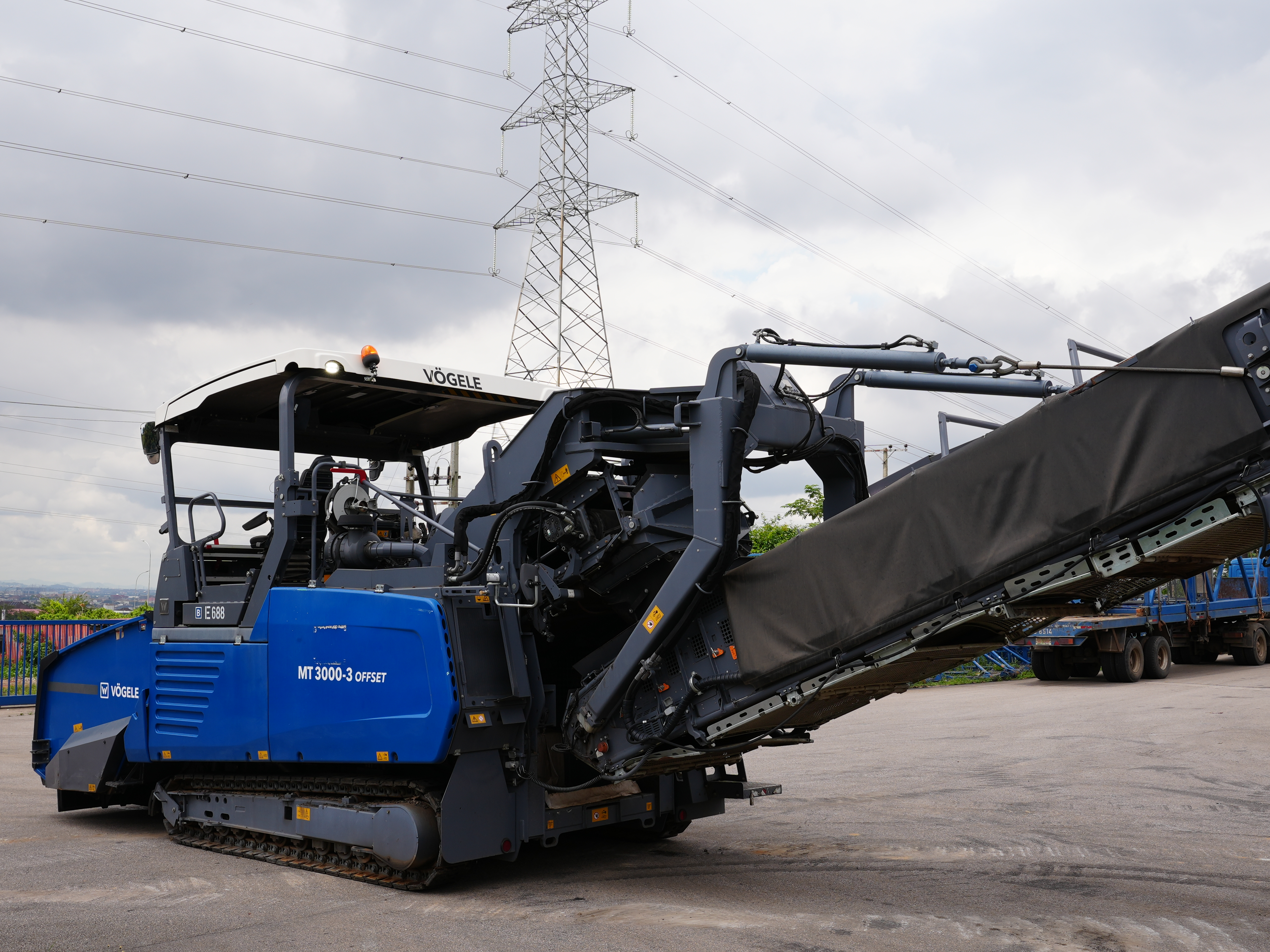 E-688 Crawler Asphalt Feeder MT3000-3
