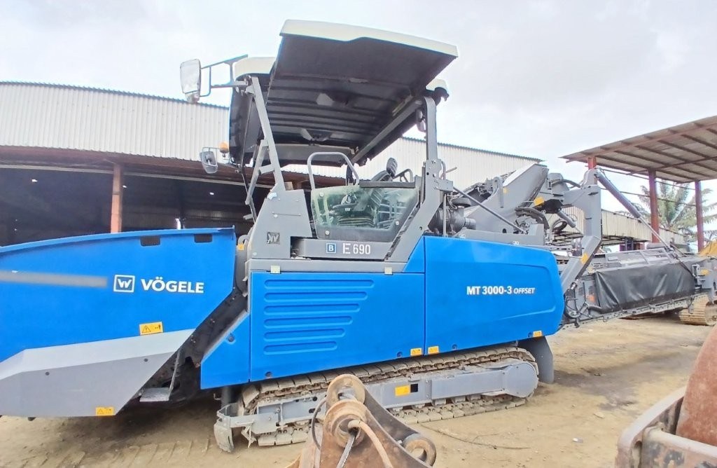 E-690 Crawler Asphalt Feeder MT3000-3