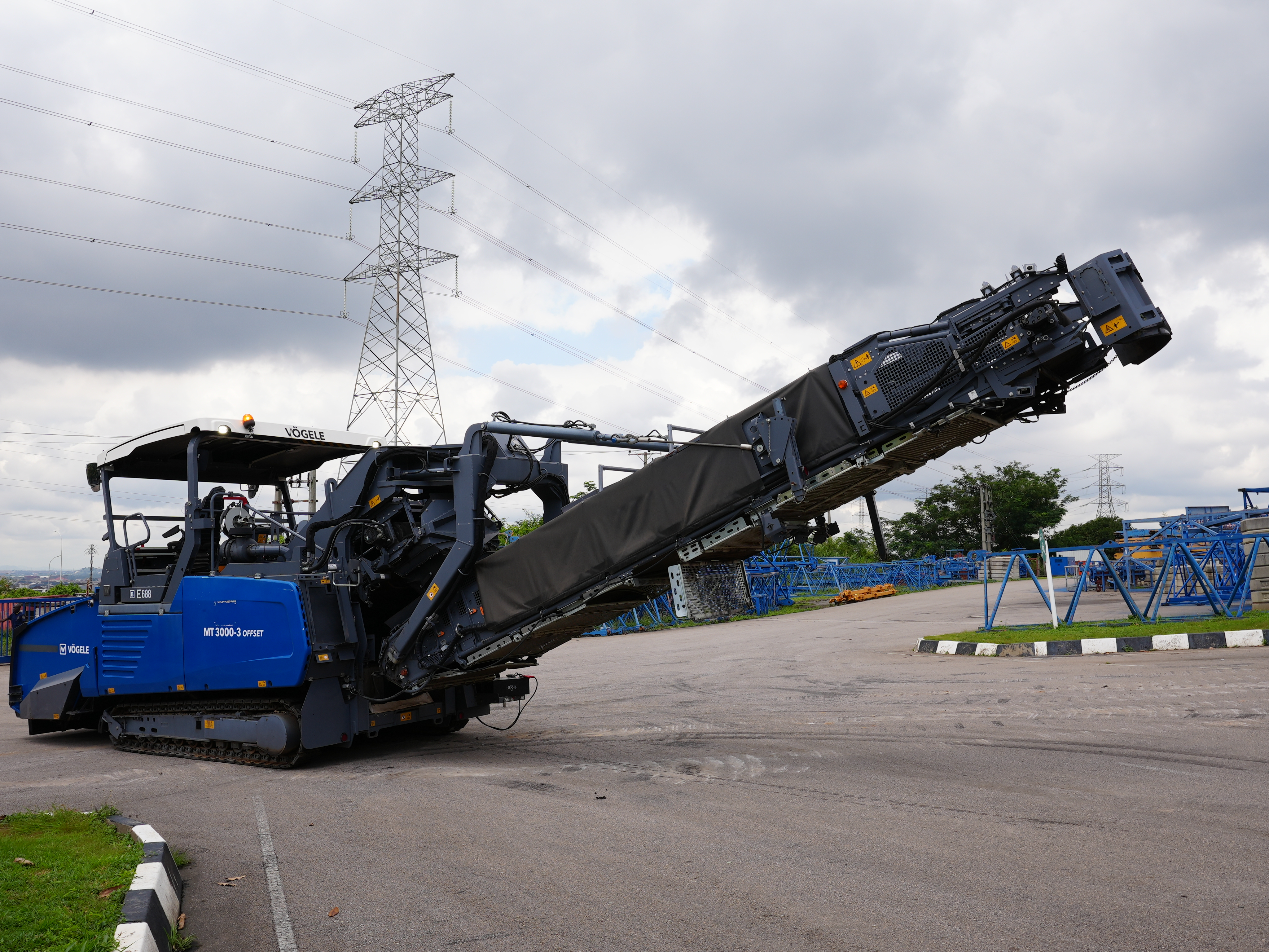E-688 Crawler Asphalt Feeder MT3000-3