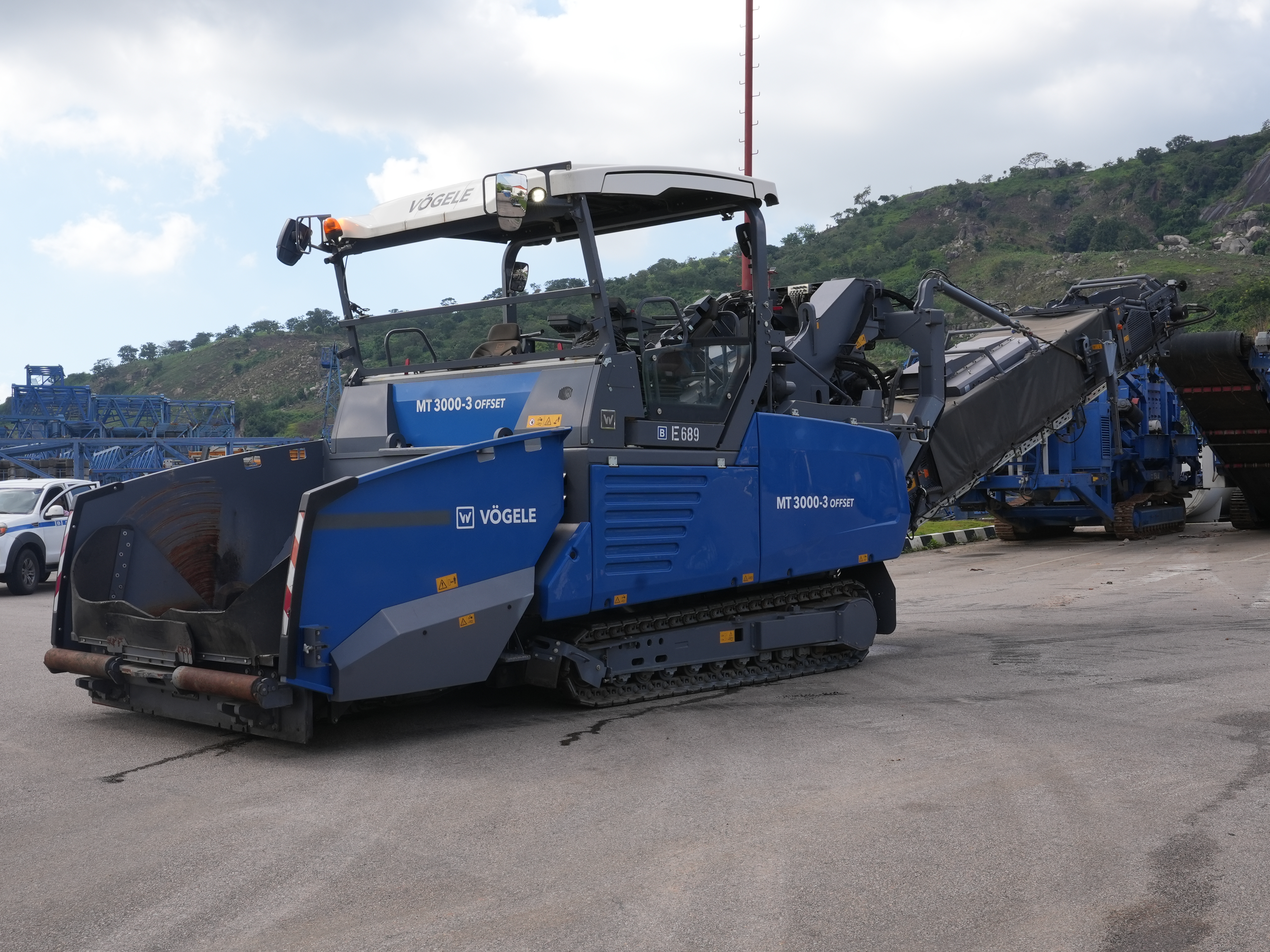 E-689 Crawler Asphalt Feeder MT3000-3