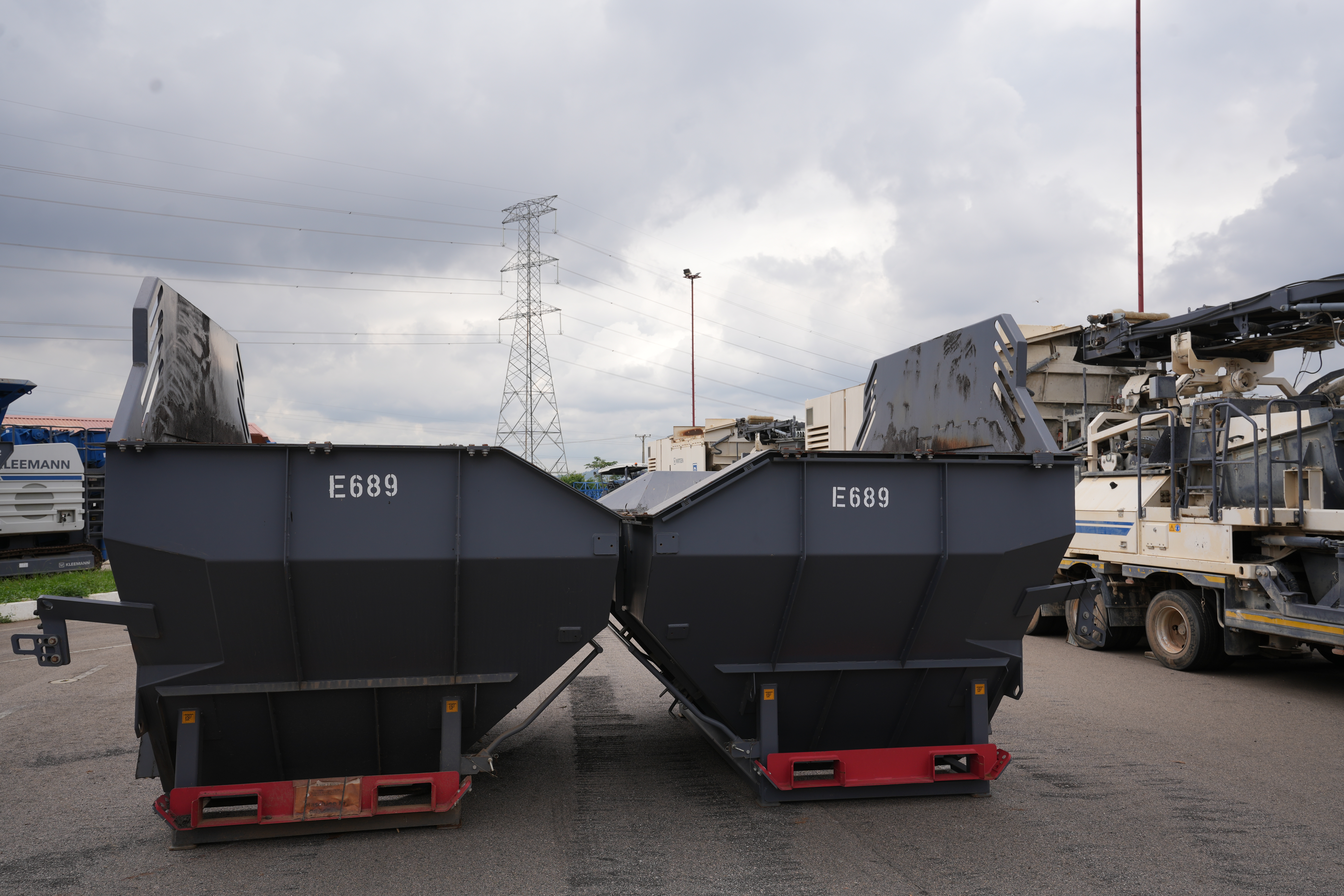 E-689 Crawler Asphalt Feeder MT3000-3