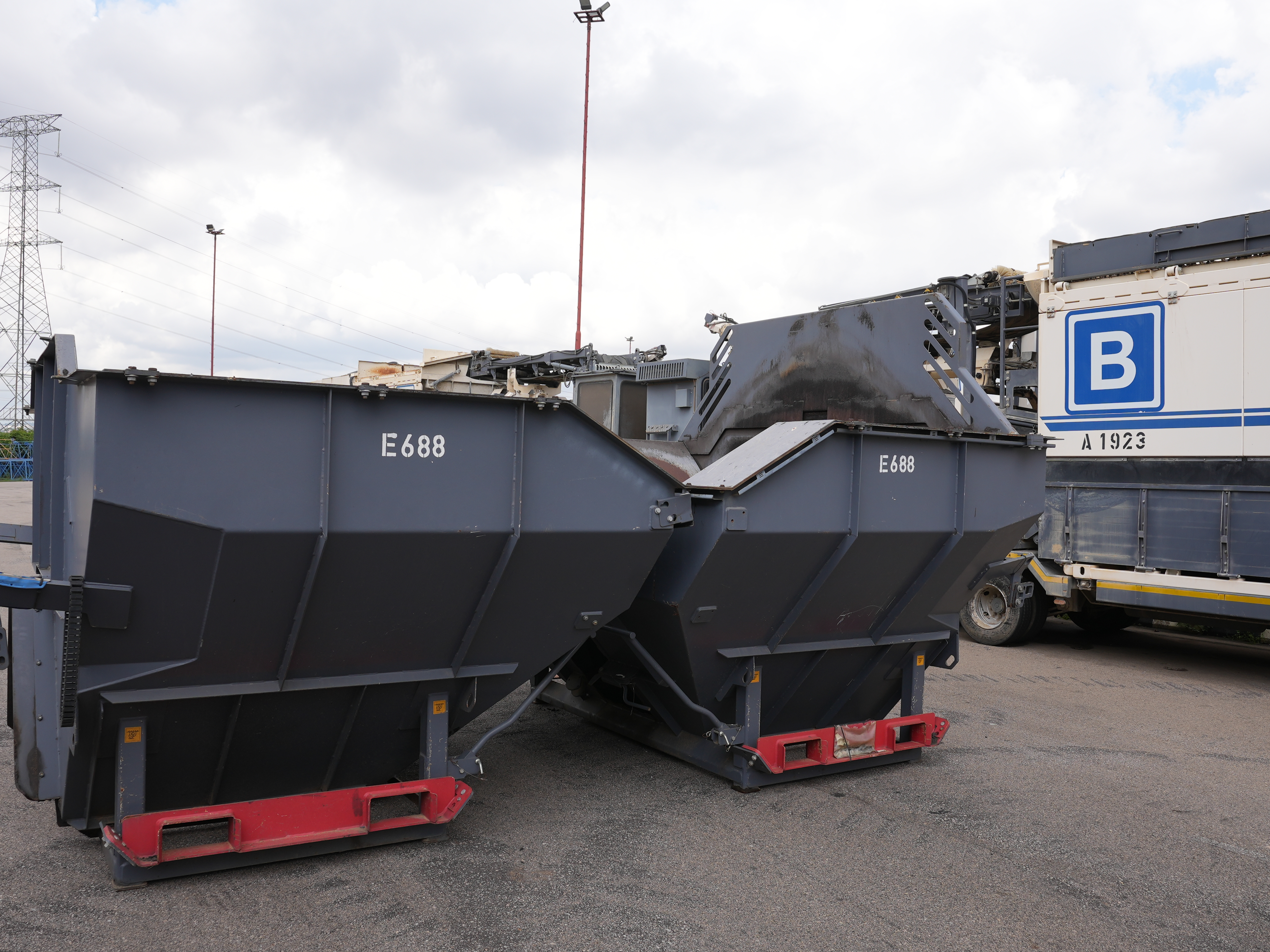 E-688 Crawler Asphalt Feeder MT3000-3