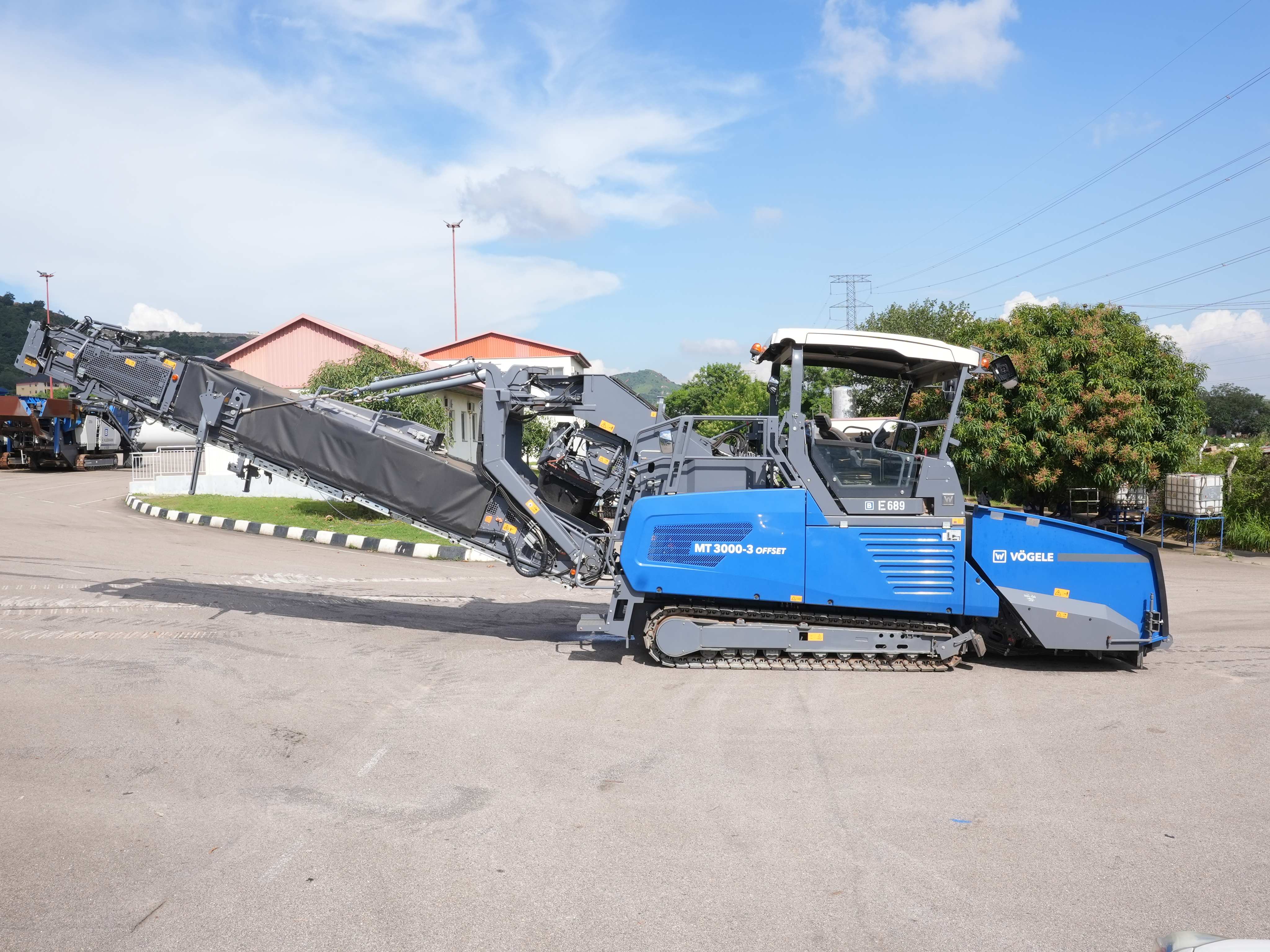 E-689 Crawler Asphalt Feeder MT3000-3