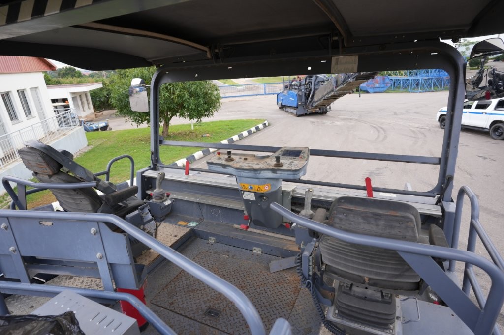 E-649 Crawler Asphalt Feeder MT3000-2