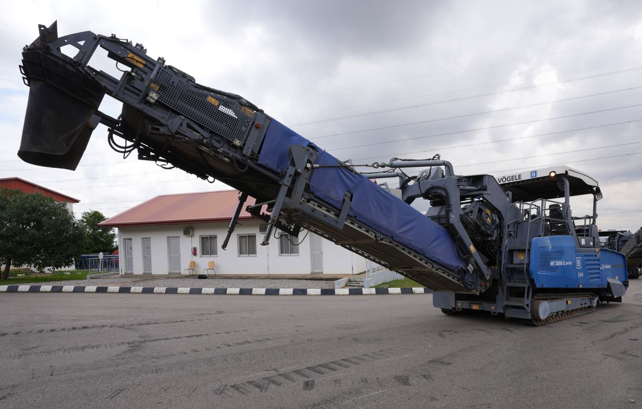 E-649 Crawler Asphalt Feeder MT3000-2