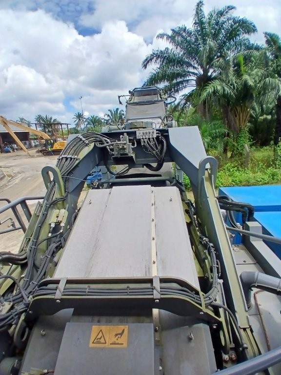E-690 Crawler Asphalt Feeder MT3000-3