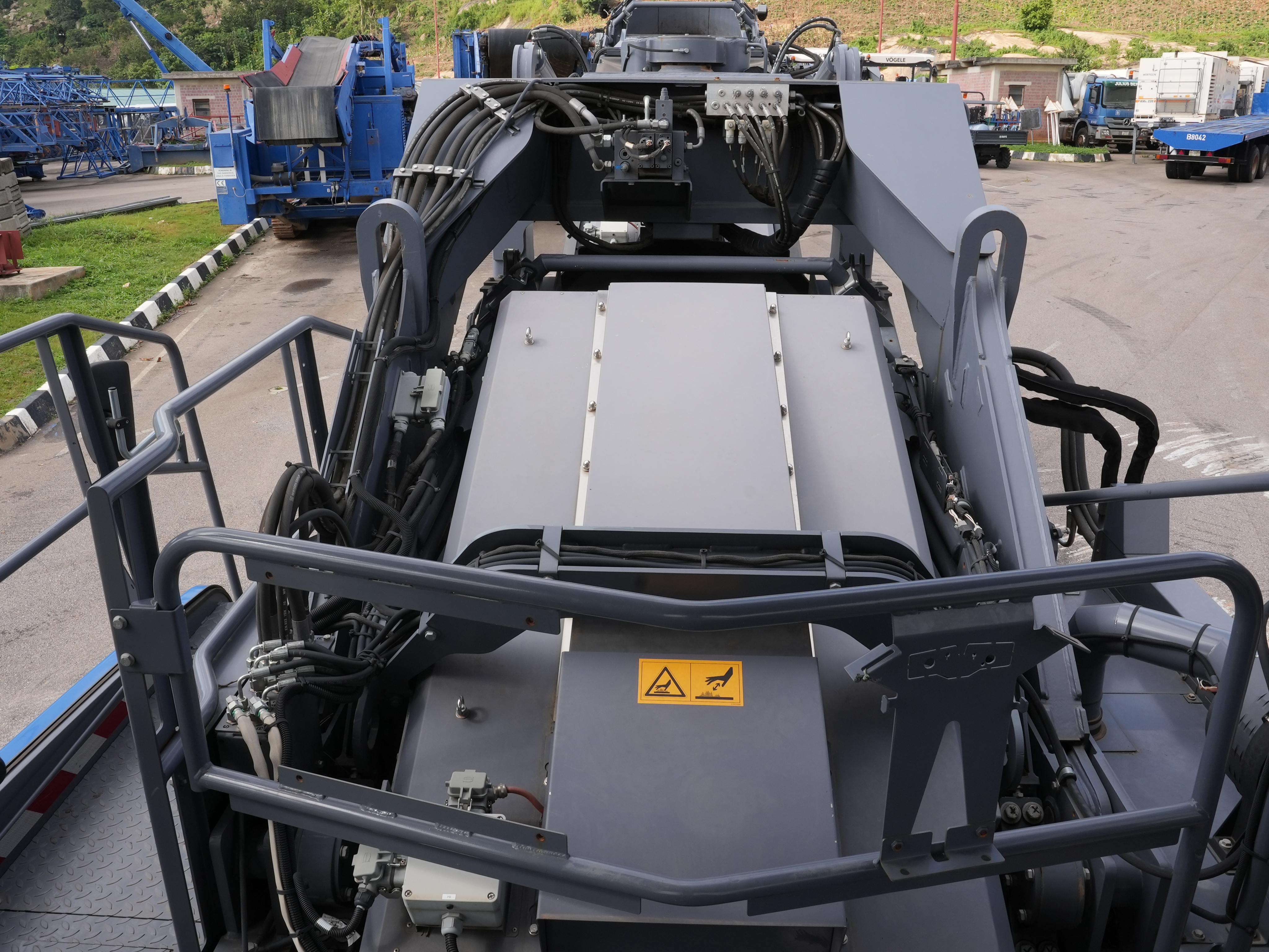 E-689 Crawler Asphalt Feeder MT3000-3